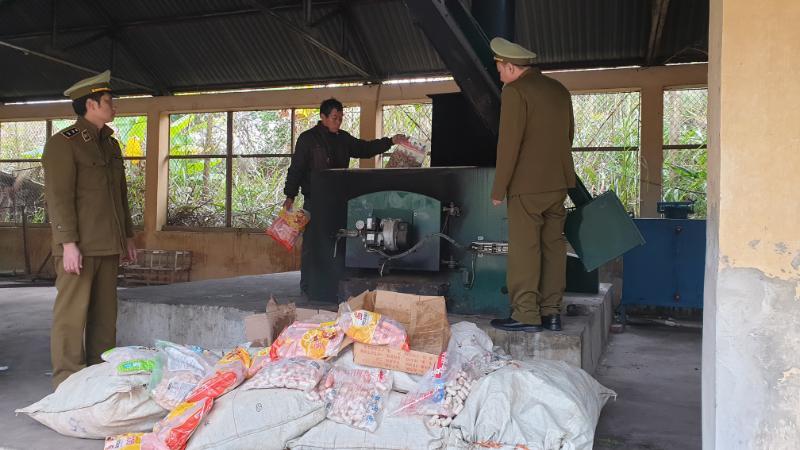 Lạng Sơn: Gần 500kg xúc xích và chả cá nhập lậu bị thu giữ